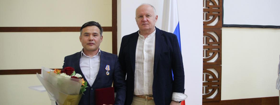 Галериста Льва Бардамова наградили медалью 