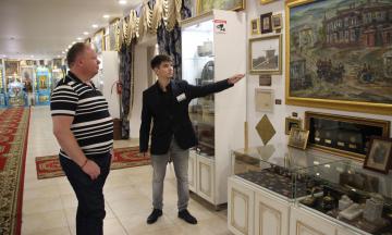 Российский политик в гостях галереи