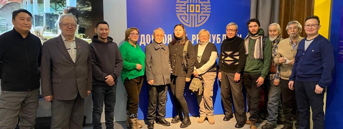 Археологи в музее