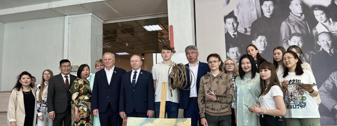 На открытии юбилейной выставки оживили картины