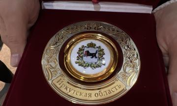 Губернатор Иркутской области подарил музею декоративную тарелку с изображением герба