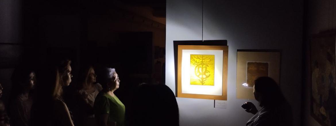 Директор музея Татьяна Бороноева провела экскурсию с фонариком.