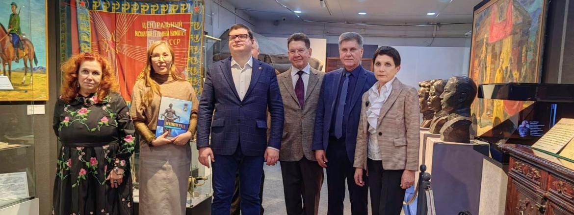 Гости из Москвы успели попасть на выставку 