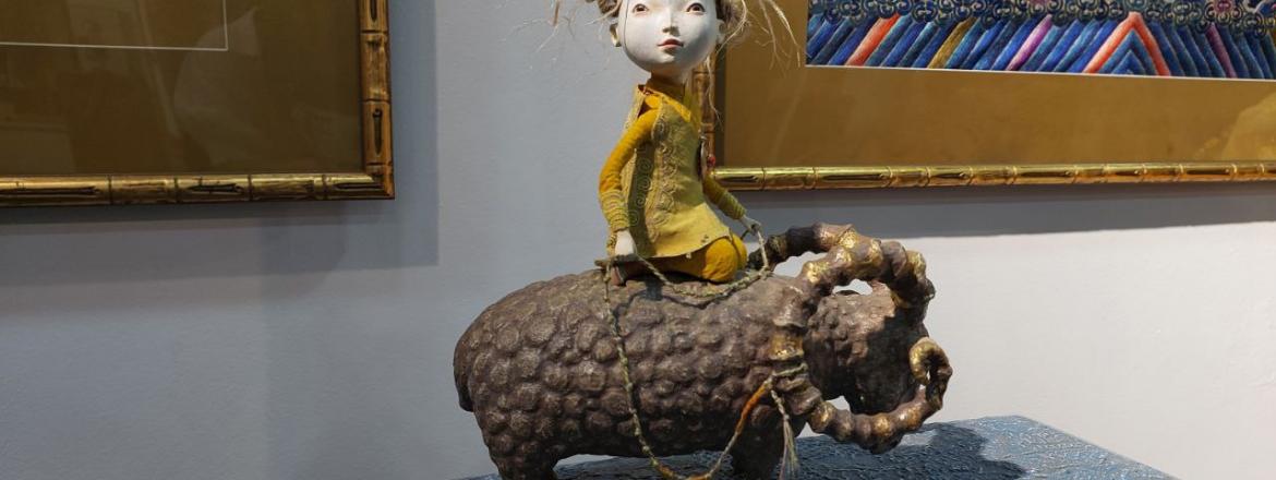В Национальном музее Бурятии открылась выставка «Ульгер: сказки и грёзы. Авторские куклы семьи Намдаковых»